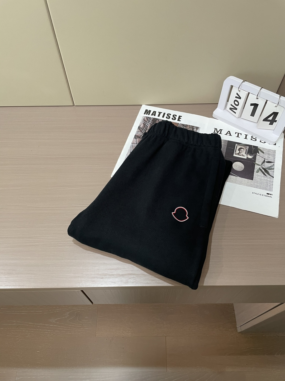 蒙口 🆕2025秋冬新款休闲裤！官网同步发售。品牌经典LOGO休闲裤 ，定制面料，舒适度极好，手触感强烈