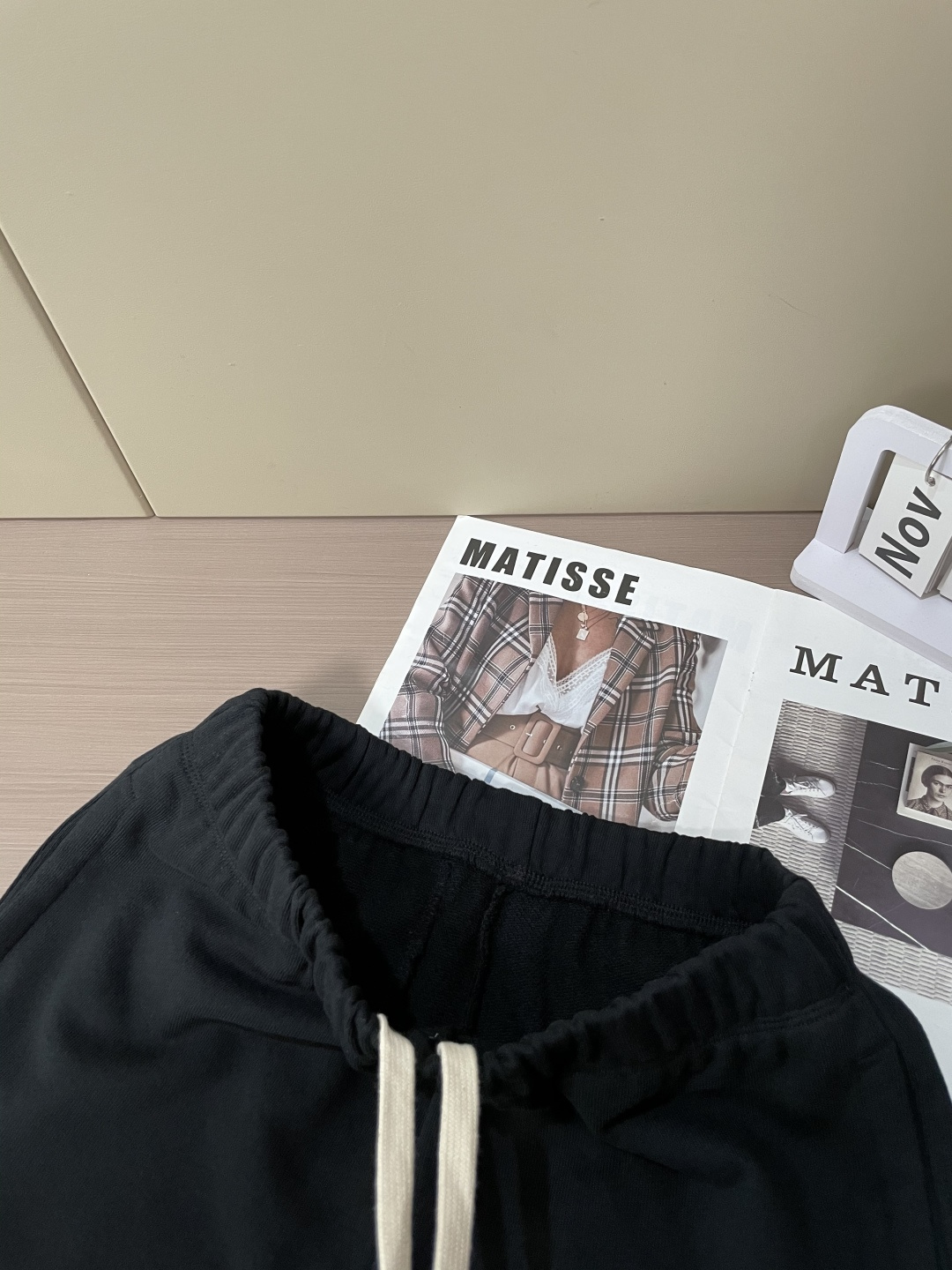 蒙口 🆕2025秋冬新款休闲裤！官网同步发售。品牌经典LOGO休闲裤 ，定制面料，舒适度极好，手触感强烈