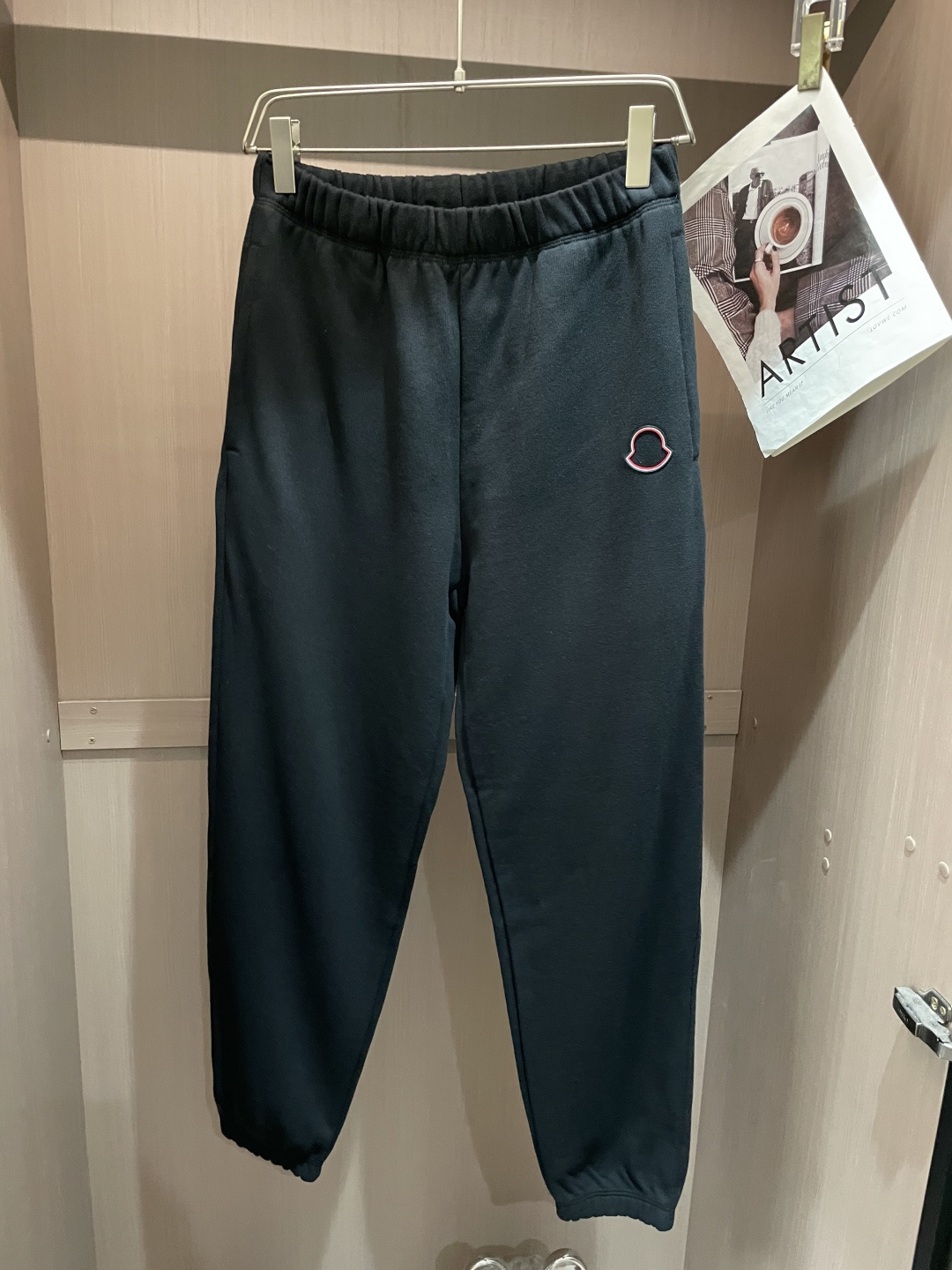 蒙口 🆕2025秋冬新款休闲裤！官网同步发售。品牌经典LOGO休闲裤 ，定制面料，舒适度极好，手触感强烈