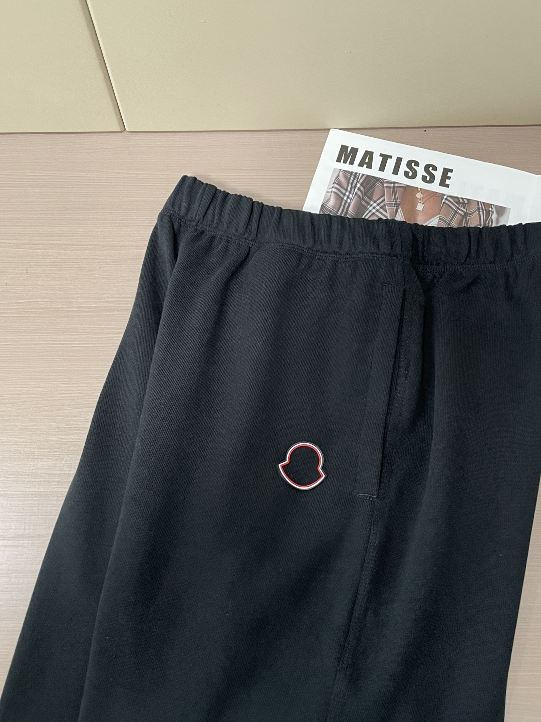 蒙口 🆕2025秋冬新款休闲裤！官网同步发售。品牌经典LOGO休闲裤 ，定制面料，舒适度极好，手触感强烈