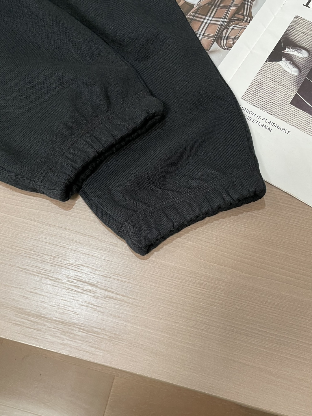 蒙口 🆕2025秋冬新款休闲裤！官网同步发售。品牌经典LOGO休闲裤 ，定制面料，舒适度极好，手触感强烈