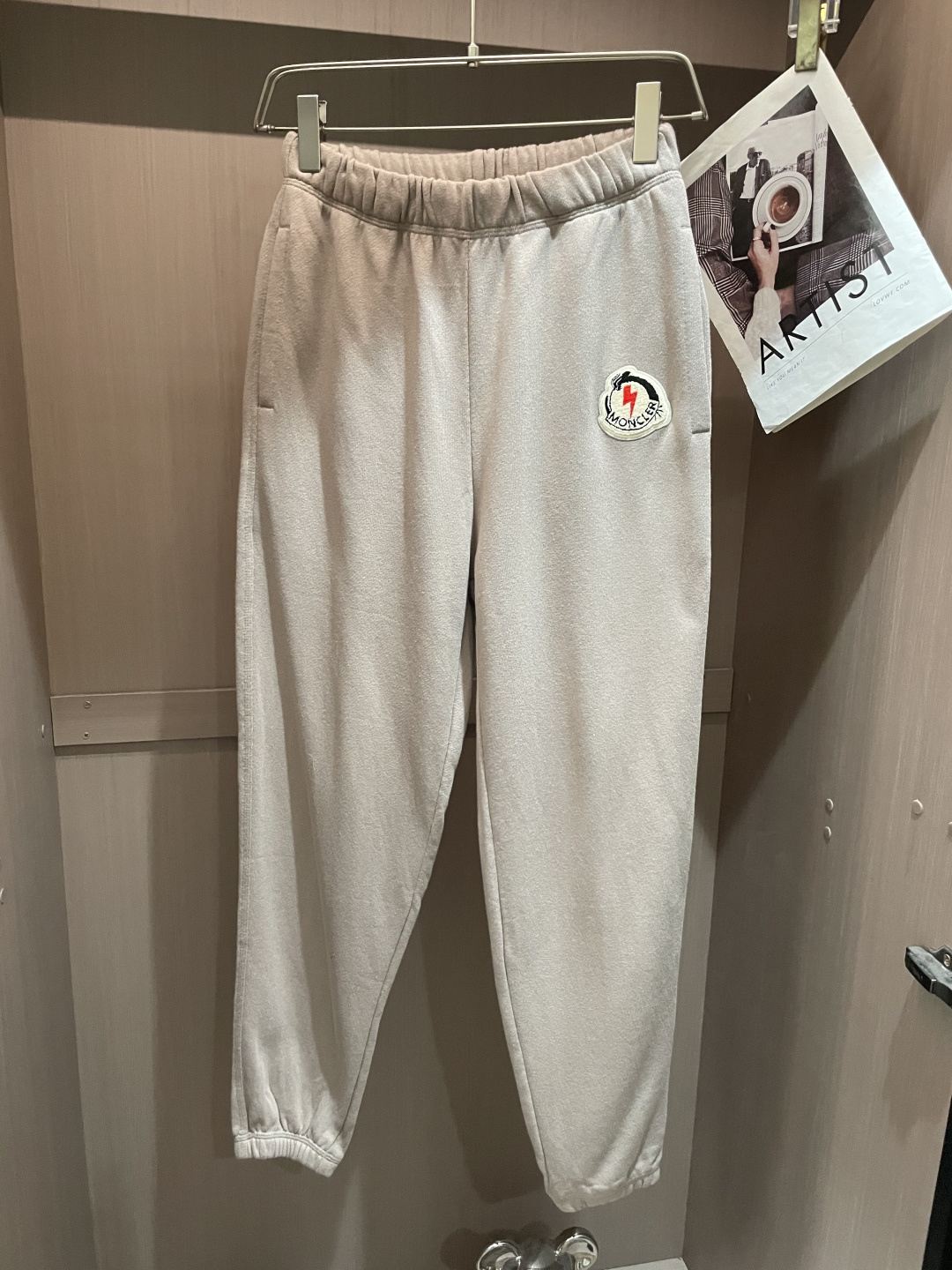 蒙口 🆕2025秋冬新款休闲裤！官网同步发售。品牌经典LOGO休闲裤 ，定制面料，舒适度极好，手触感强烈