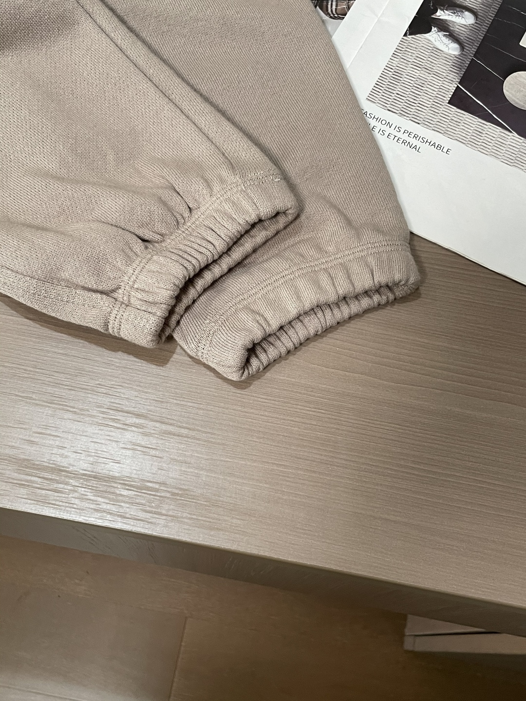 蒙口 🆕2025秋冬新款休闲裤！官网同步发售。品牌经典LOGO休闲裤 ，定制面料，舒适度极好，手触感强烈