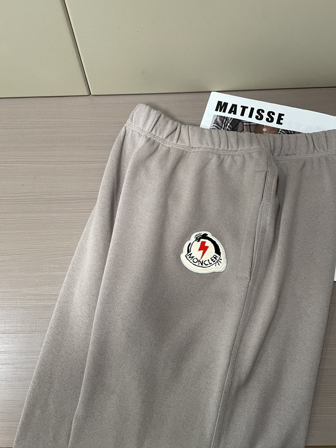 蒙口 🆕2025秋冬新款休闲裤！官网同步发售。品牌经典LOGO休闲裤 ，定制面料，舒适度极好，手触感强烈