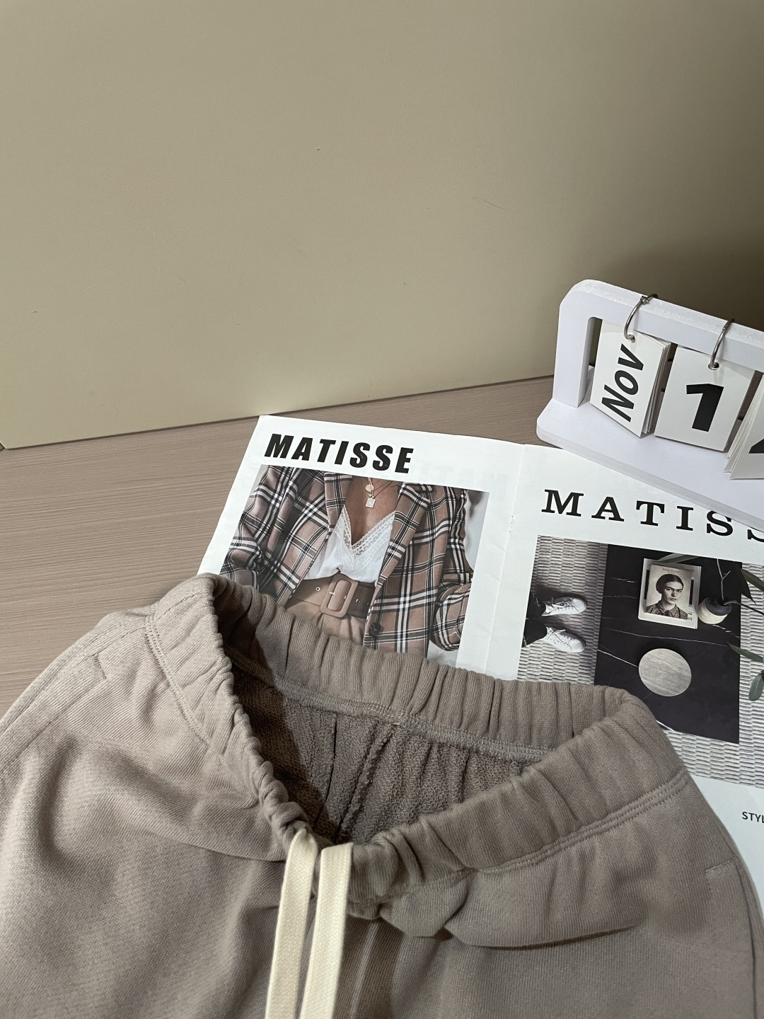 蒙口 🆕2025秋冬新款休闲裤！官网同步发售。品牌经典LOGO休闲裤 ，定制面料，舒适度极好，手触感强烈