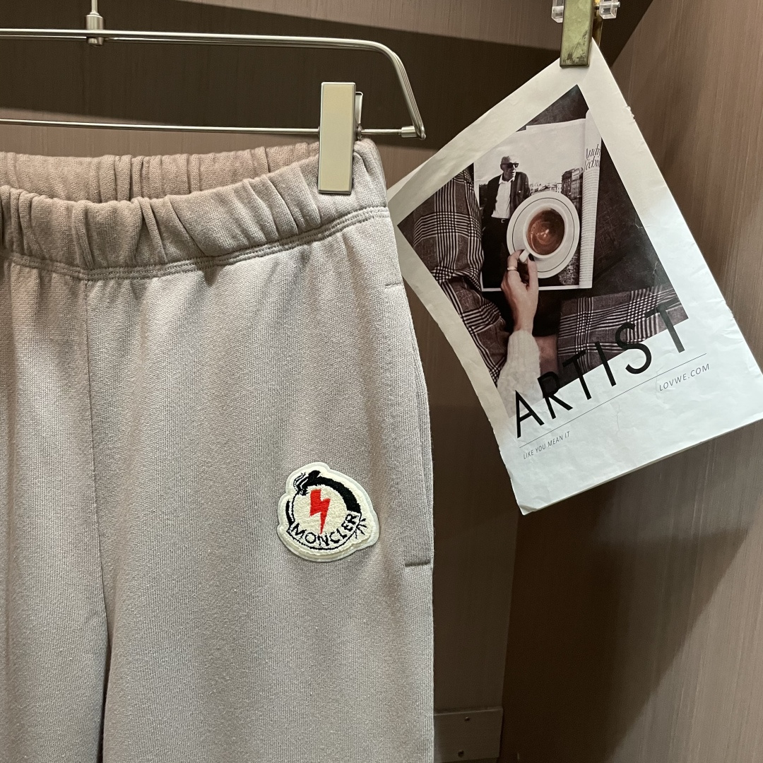 蒙口 🆕2025秋冬新款休闲裤！官网同步发售。品牌经典LOGO休闲裤 ，定制面料，舒适度极好，手触感强烈