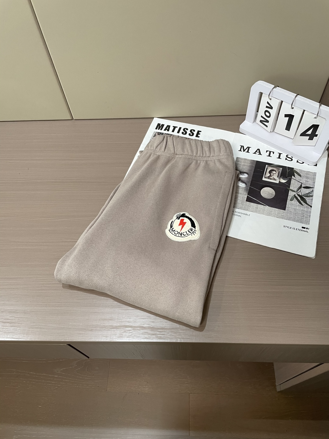 蒙口 🆕2025秋冬新款休闲裤！官网同步发售。品牌经典LOGO休闲裤 ，定制面料，舒适度极好，手触感强烈