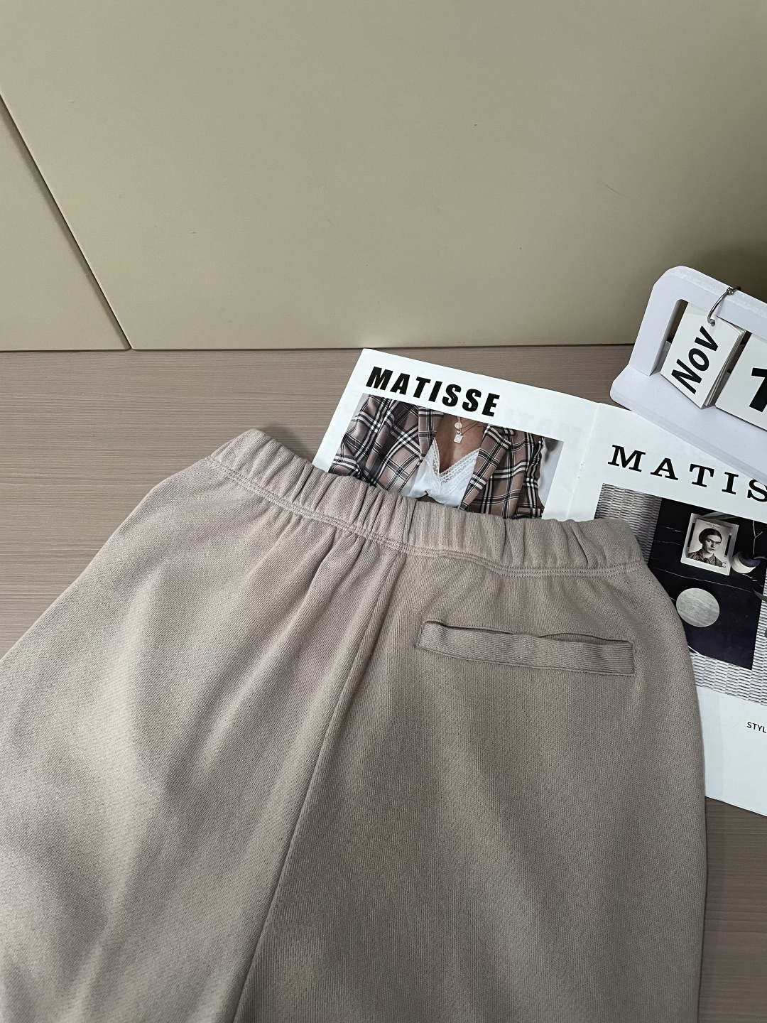 蒙口 🆕2025秋冬新款休闲裤！官网同步发售。品牌经典LOGO休闲裤 ，定制面料，舒适度极好，手触感强烈