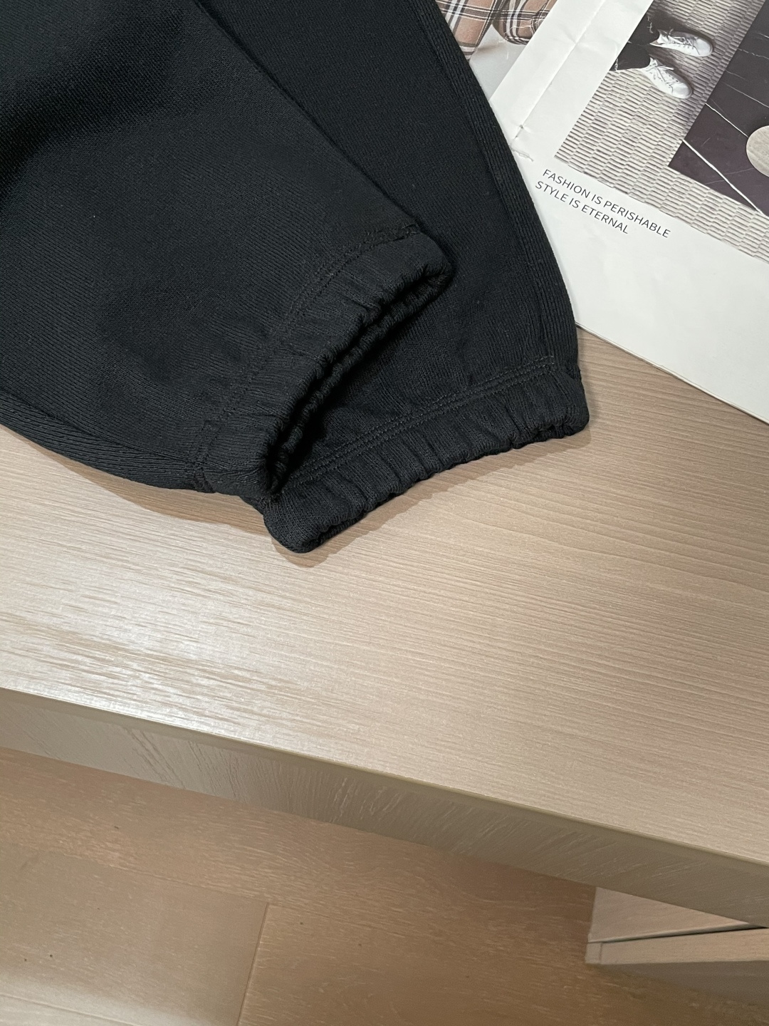 蒙口 🆕2025秋冬新款休闲裤！官网同步发售。品牌经典LOGO休闲裤 ，定制面料，舒适度极好，手触感强烈