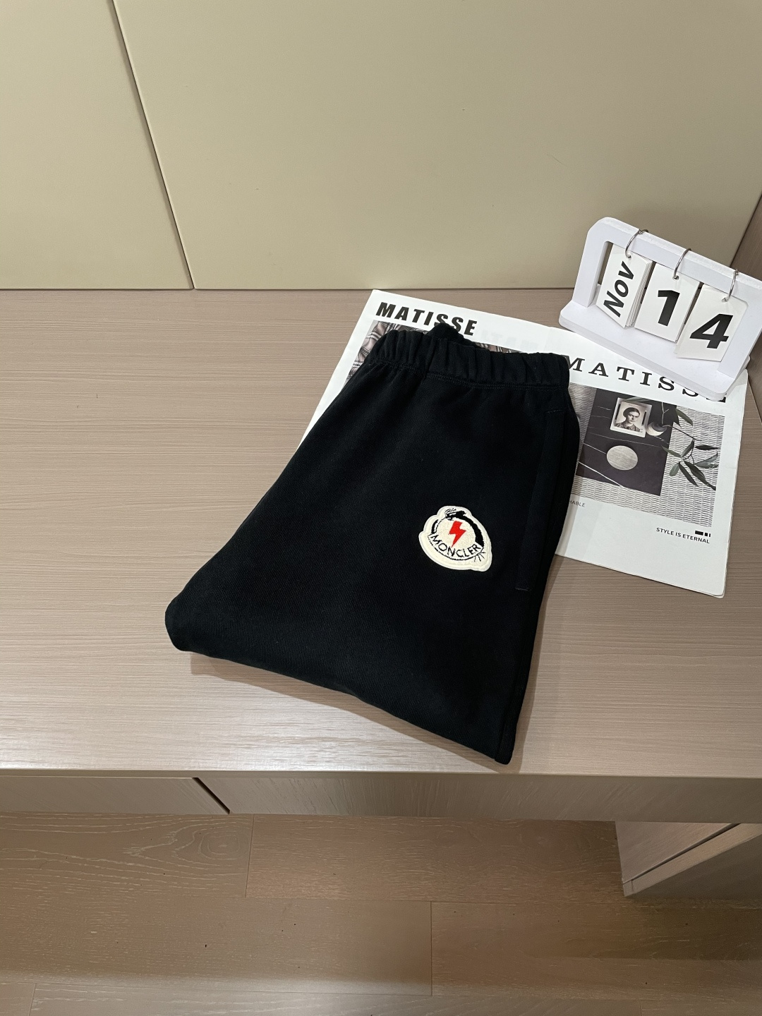 蒙口 🆕2025秋冬新款休闲裤！官网同步发售。品牌经典LOGO休闲裤 ，定制面料，舒适度极好，手触感强烈