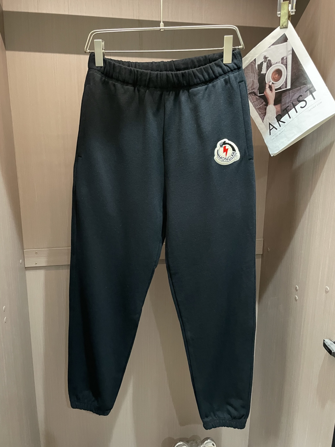 蒙口 🆕2025秋冬新款休闲裤！官网同步发售。品牌经典LOGO休闲裤 ，定制面料，舒适度极好，手触感强烈