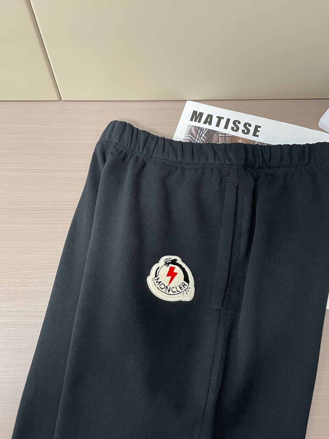 蒙口 🆕2025秋冬新款休闲裤！官网同步发售。品牌经典LOGO休闲裤 ，定制面料，舒适度极好，手触感强烈