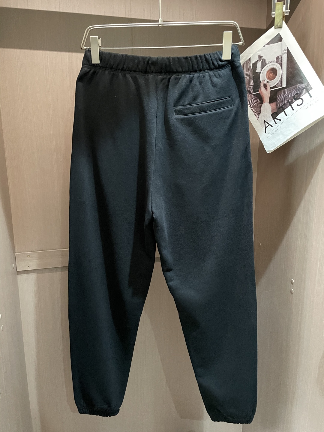 蒙口 🆕2025秋冬新款休闲裤！官网同步发售。品牌经典LOGO休闲裤 ，定制面料，舒适度极好，手触感强烈
