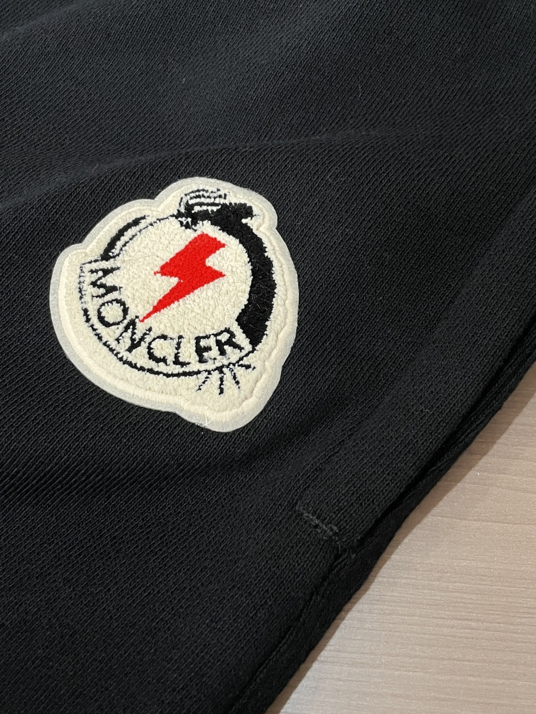 蒙口 🆕2025秋冬新款休闲裤！官网同步发售。品牌经典LOGO休闲裤 ，定制面料，舒适度极好，手触感强烈