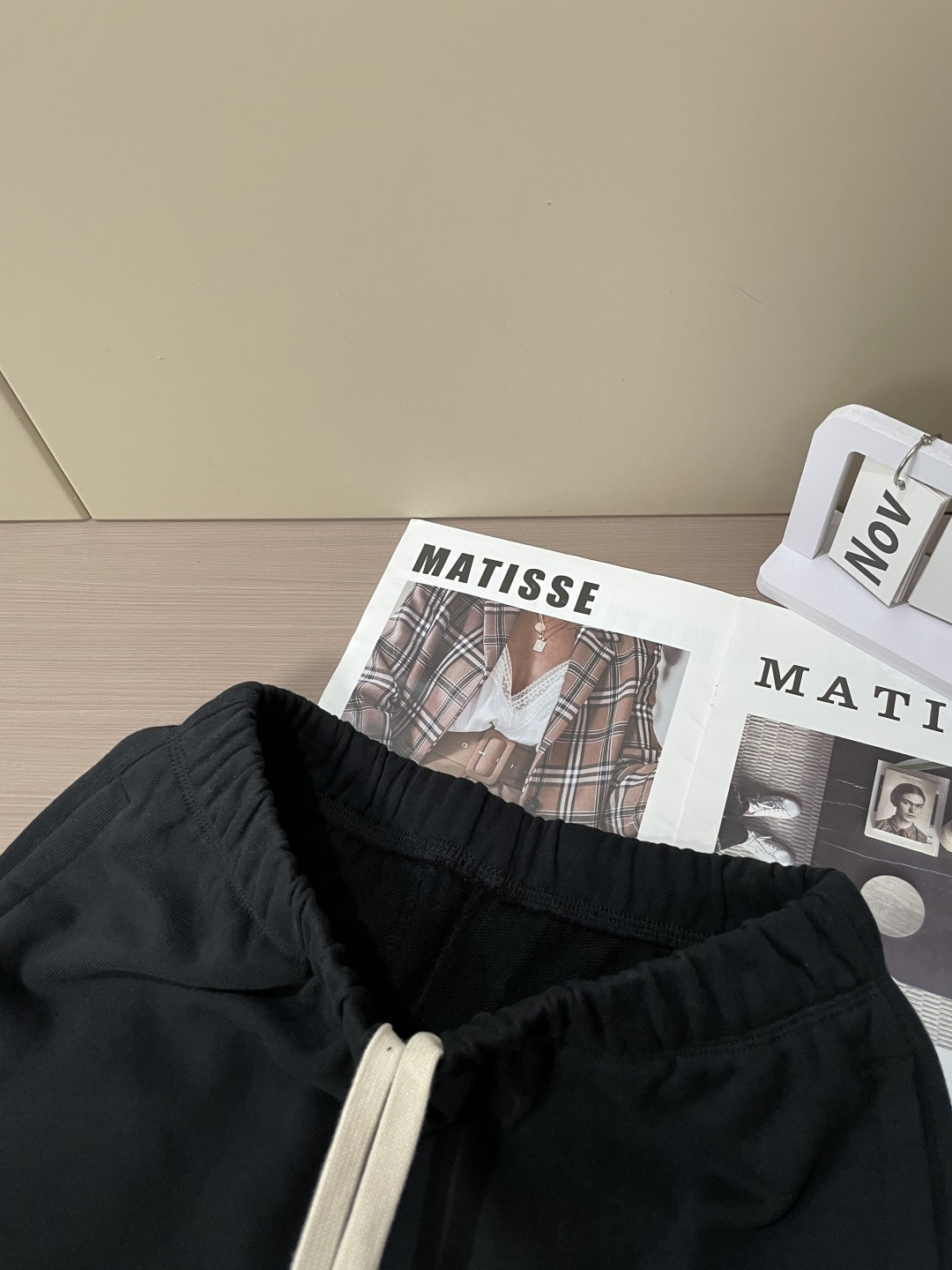 蒙口 🆕2025秋冬新款休闲裤！官网同步发售。品牌经典LOGO休闲裤 ，定制面料，舒适度极好，手触感强烈