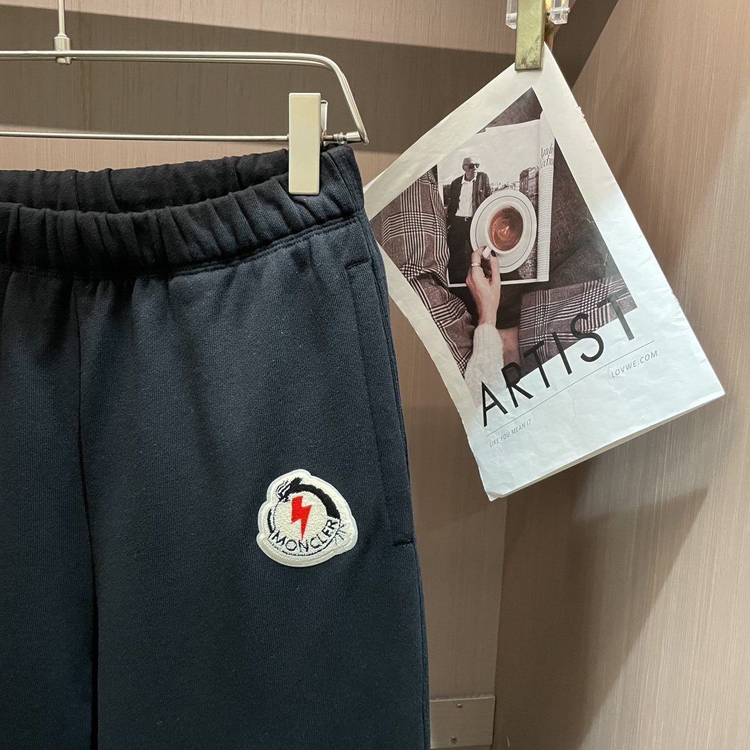 蒙口 🆕2025秋冬新款休闲裤！官网同步发售。品牌经典LOGO休闲裤 ，定制面料，舒适度极好，手触感强烈