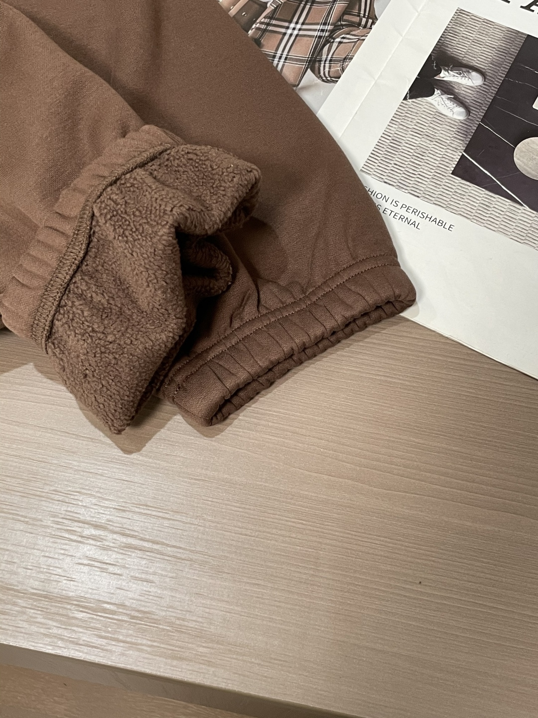 Prad 🆕2025秋冬新款休闲裤！官网同步发售。品牌经典LOGO休闲裤 ，定制面料，舒适度极好，手触感