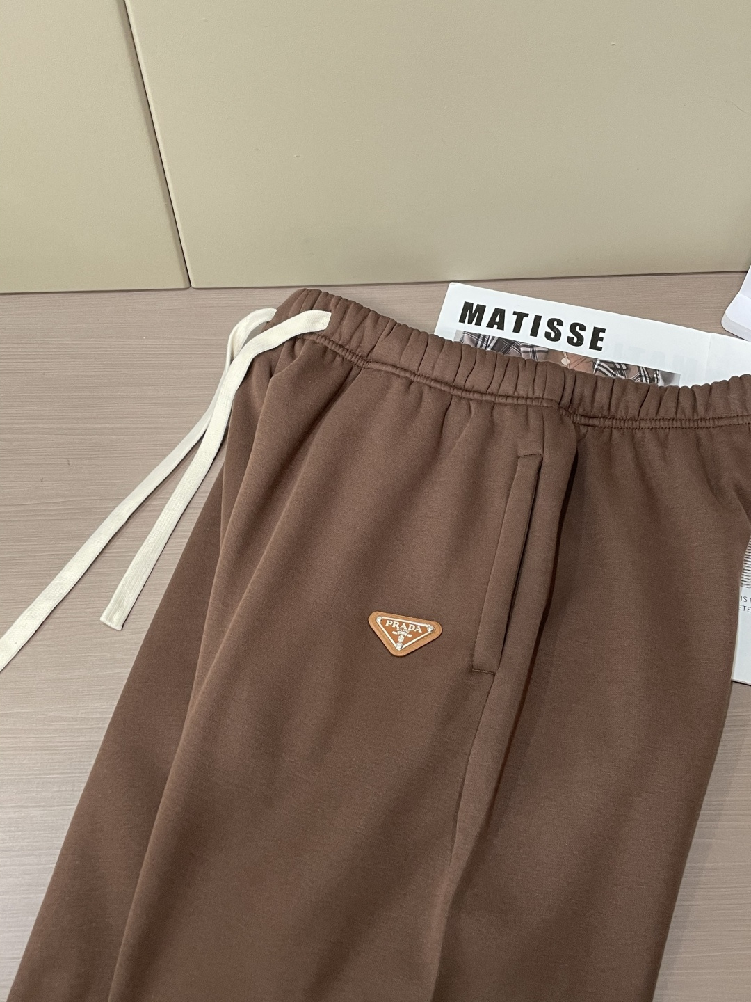 Prad 🆕2025秋冬新款休闲裤！官网同步发售。品牌经典LOGO休闲裤 ，定制面料，舒适度极好，手触感