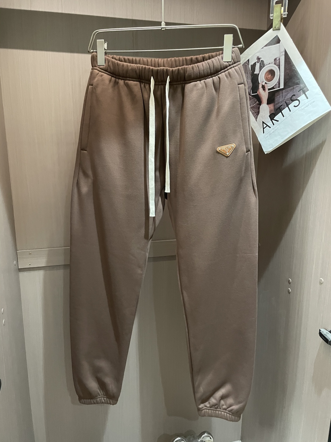 Prad 🆕2025秋冬新款休闲裤！官网同步发售。品牌经典LOGO休闲裤 ，定制面料，舒适度极好，手触感