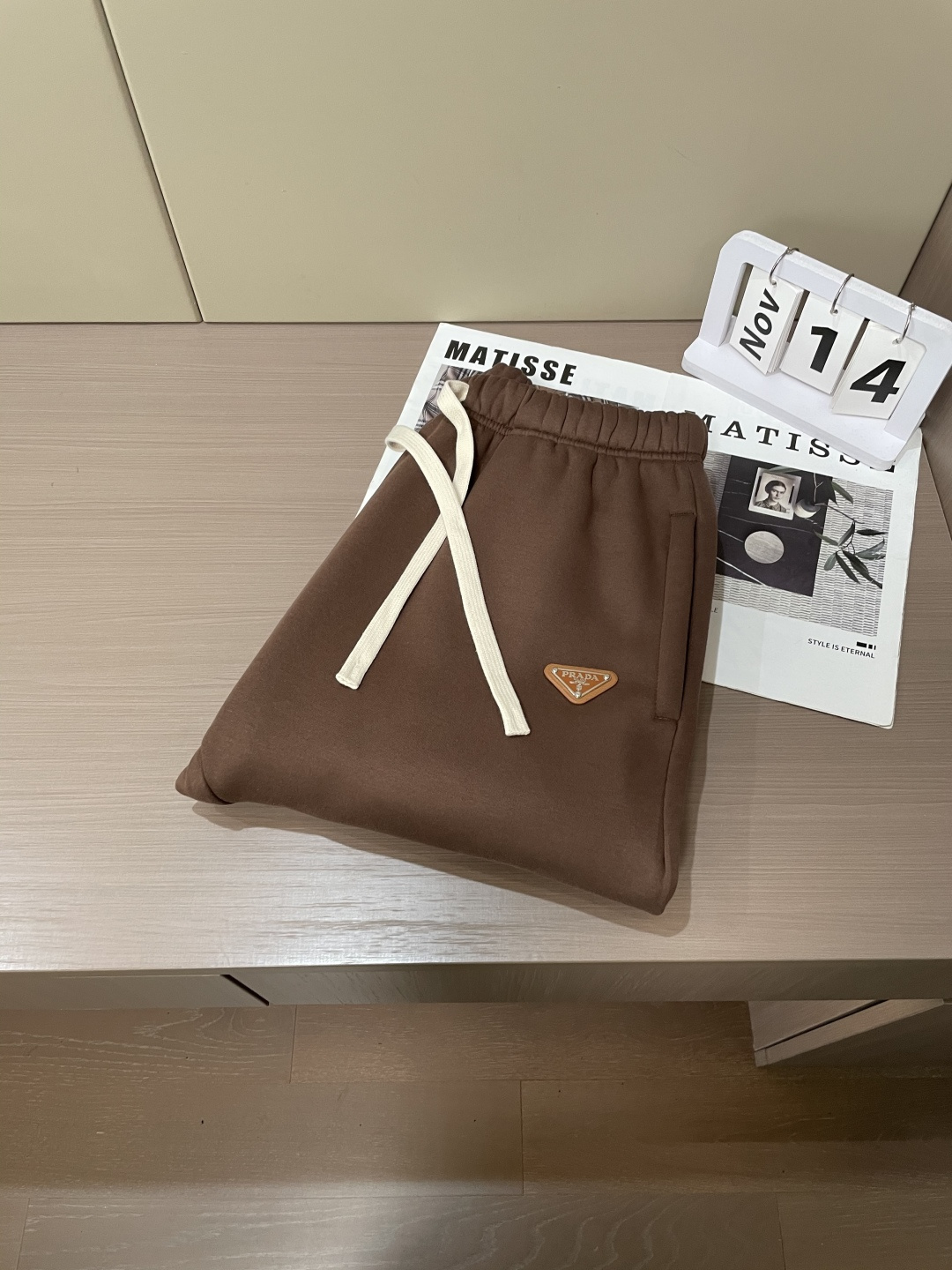 Prad 🆕2025秋冬新款休闲裤！官网同步发售。品牌经典LOGO休闲裤 ，定制面料，舒适度极好，手触感