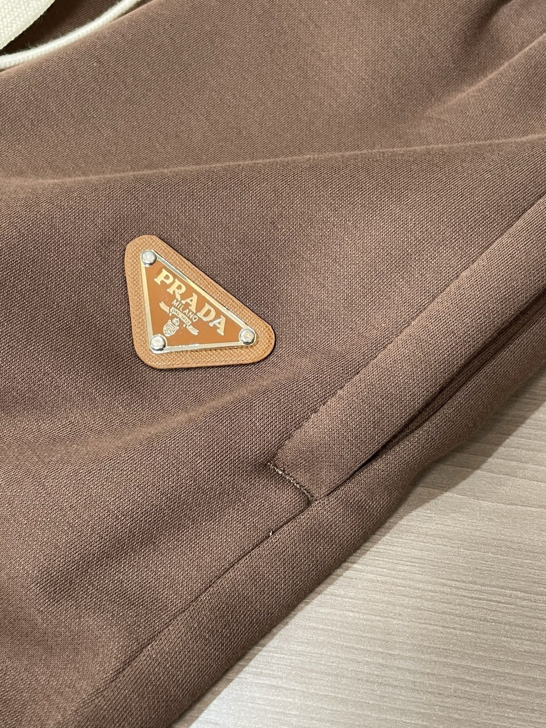 Prad 🆕2025秋冬新款休闲裤！官网同步发售。品牌经典LOGO休闲裤 ，定制面料，舒适度极好，手触感