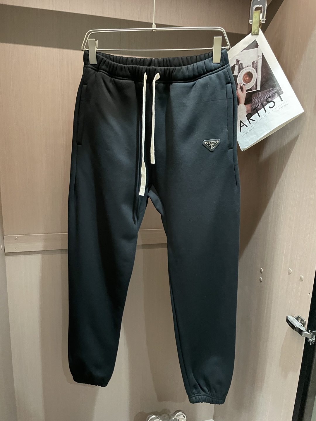 Prad 🆕2025秋冬新款休闲裤！官网同步发售。品牌经典LOGO休闲裤 ，定制面料，舒适度极好，手触感