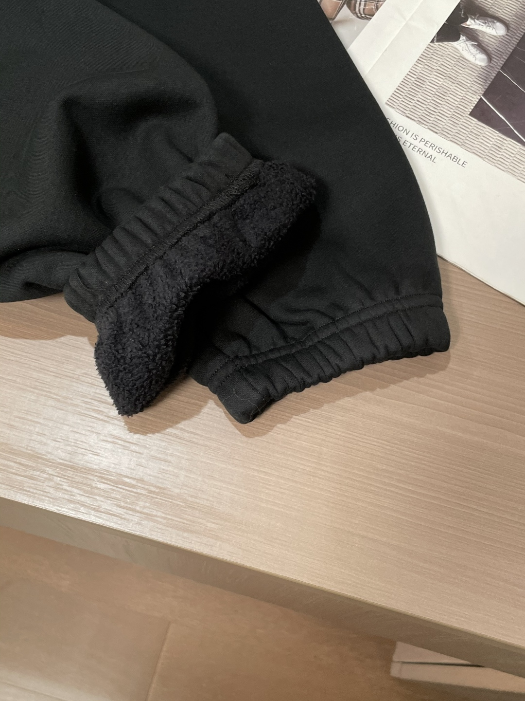 Prad 🆕2025秋冬新款休闲裤！官网同步发售。品牌经典LOGO休闲裤 ，定制面料，舒适度极好，手触感