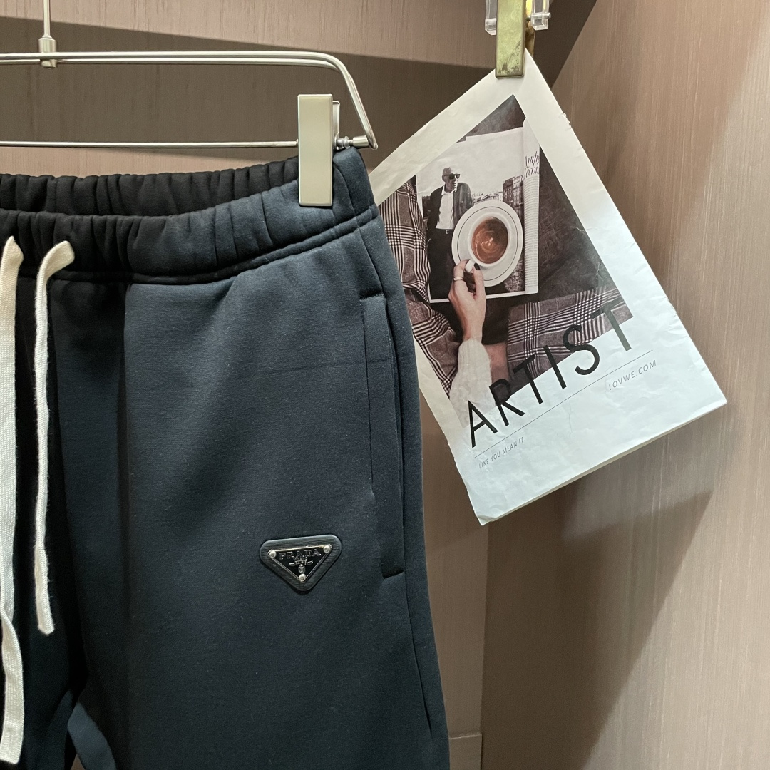 Prad 🆕2025秋冬新款休闲裤！官网同步发售。品牌经典LOGO休闲裤 ，定制面料，舒适度极好，手触感