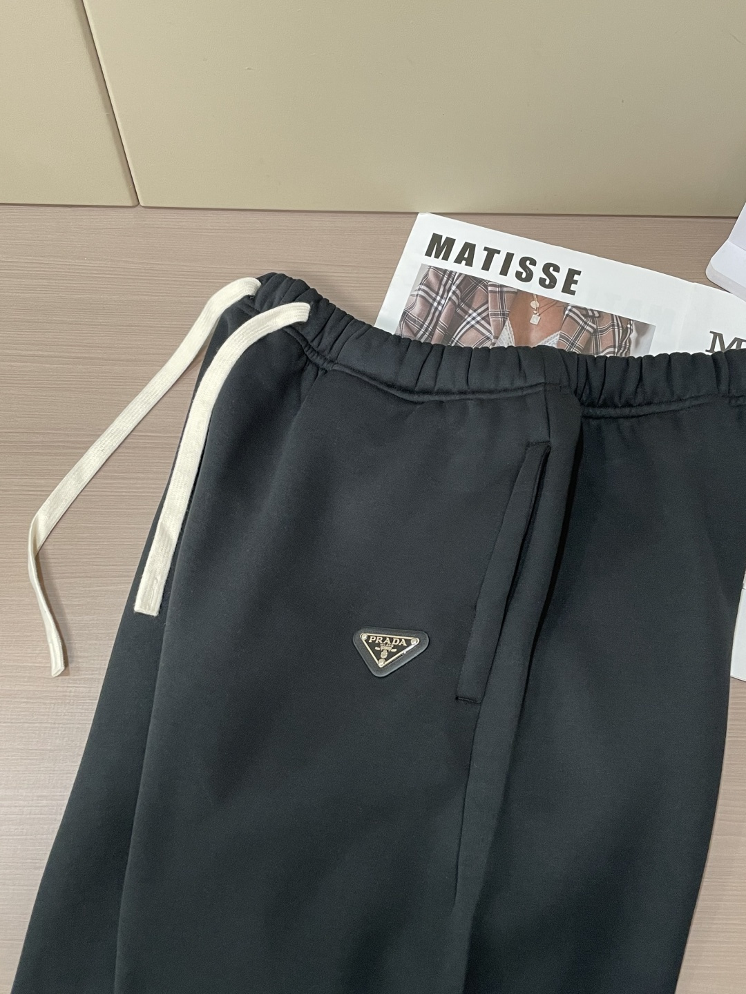 Prad 🆕2025秋冬新款休闲裤！官网同步发售。品牌经典LOGO休闲裤 ，定制面料，舒适度极好，手触感