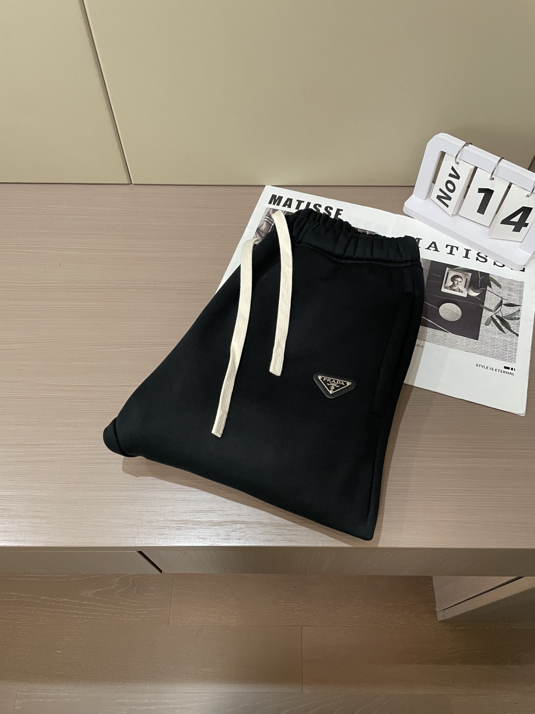 Prad 🆕2025秋冬新款休闲裤！官网同步发售。品牌经典LOGO休闲裤 ，定制面料，舒适度极好，手触感