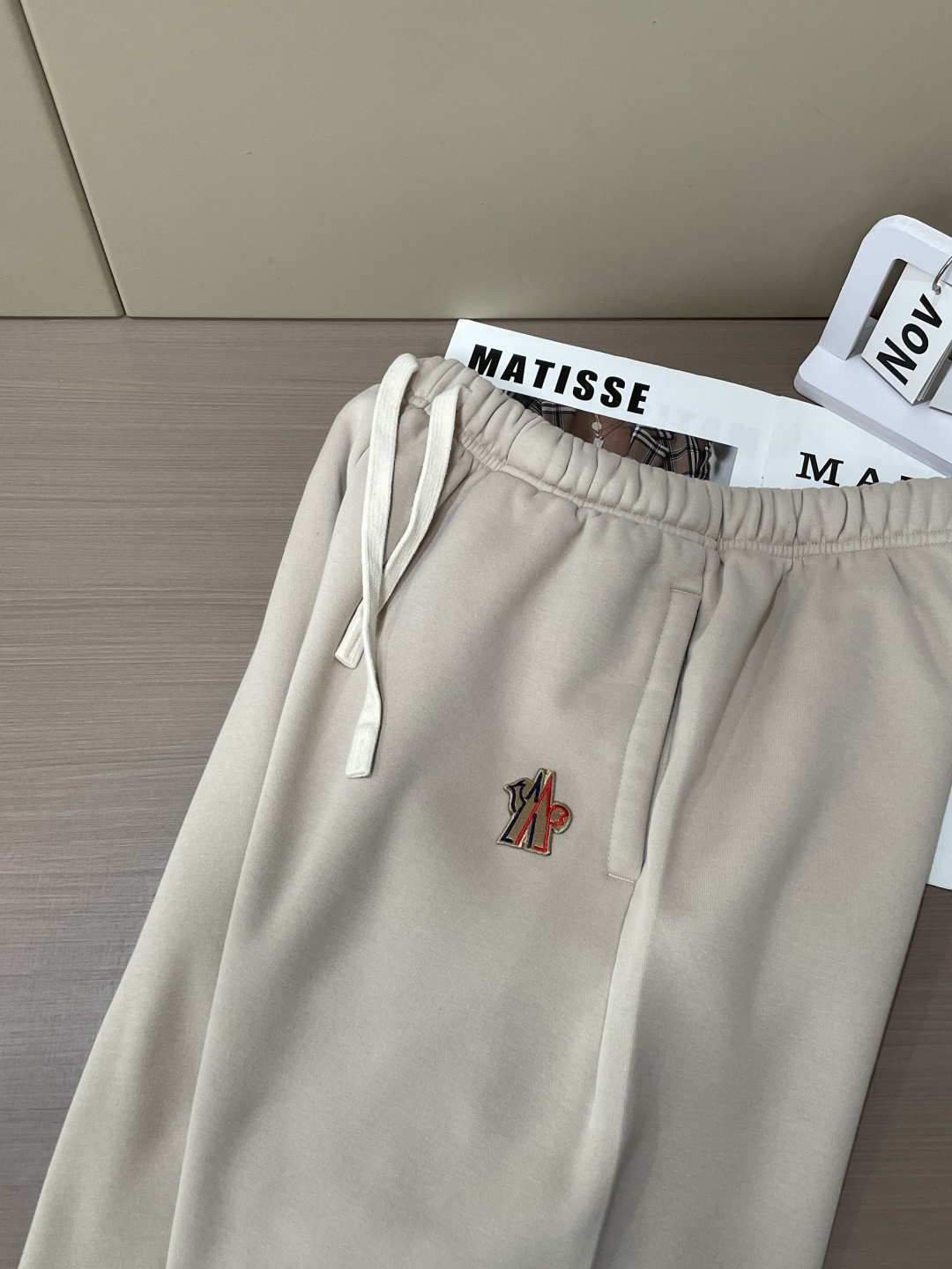 蒙口 🆕2025秋冬新款休闲裤！官网同步发售。品牌经典LOGO休闲裤 ，定制面料，舒适度极好，手触感强烈