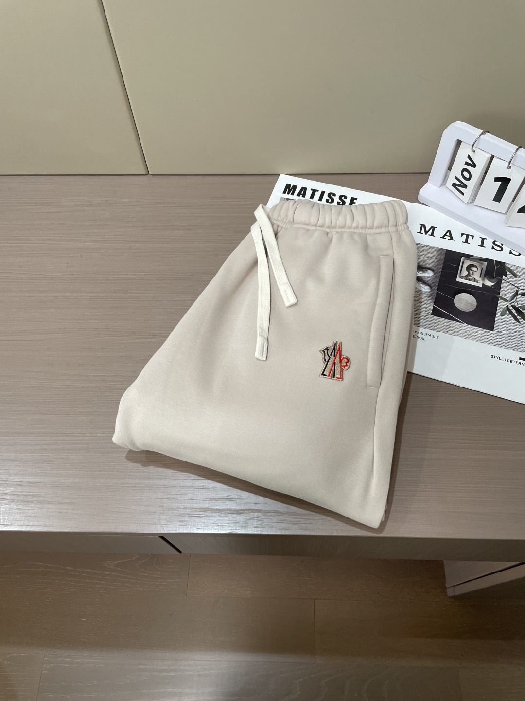 蒙口 🆕2025秋冬新款休闲裤！官网同步发售。品牌经典LOGO休闲裤 ，定制面料，舒适度极好，手触感强烈