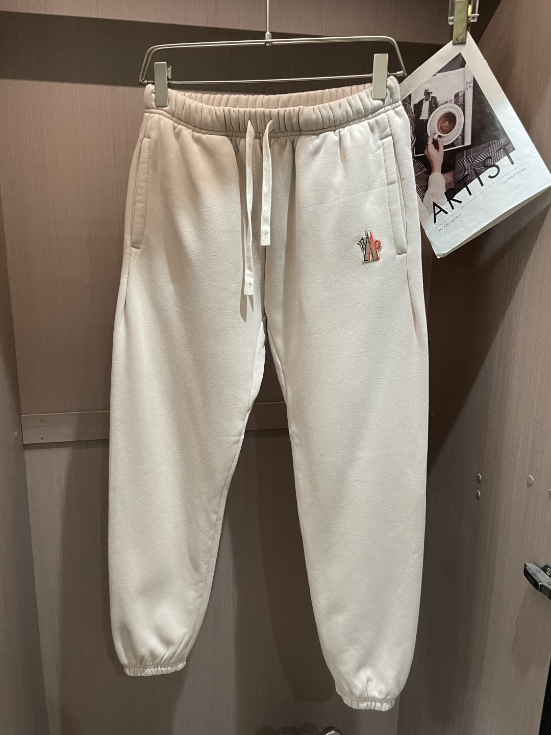 蒙口 🆕2025秋冬新款休闲裤！官网同步发售。品牌经典LOGO休闲裤 ，定制面料，舒适度极好，手触感强烈