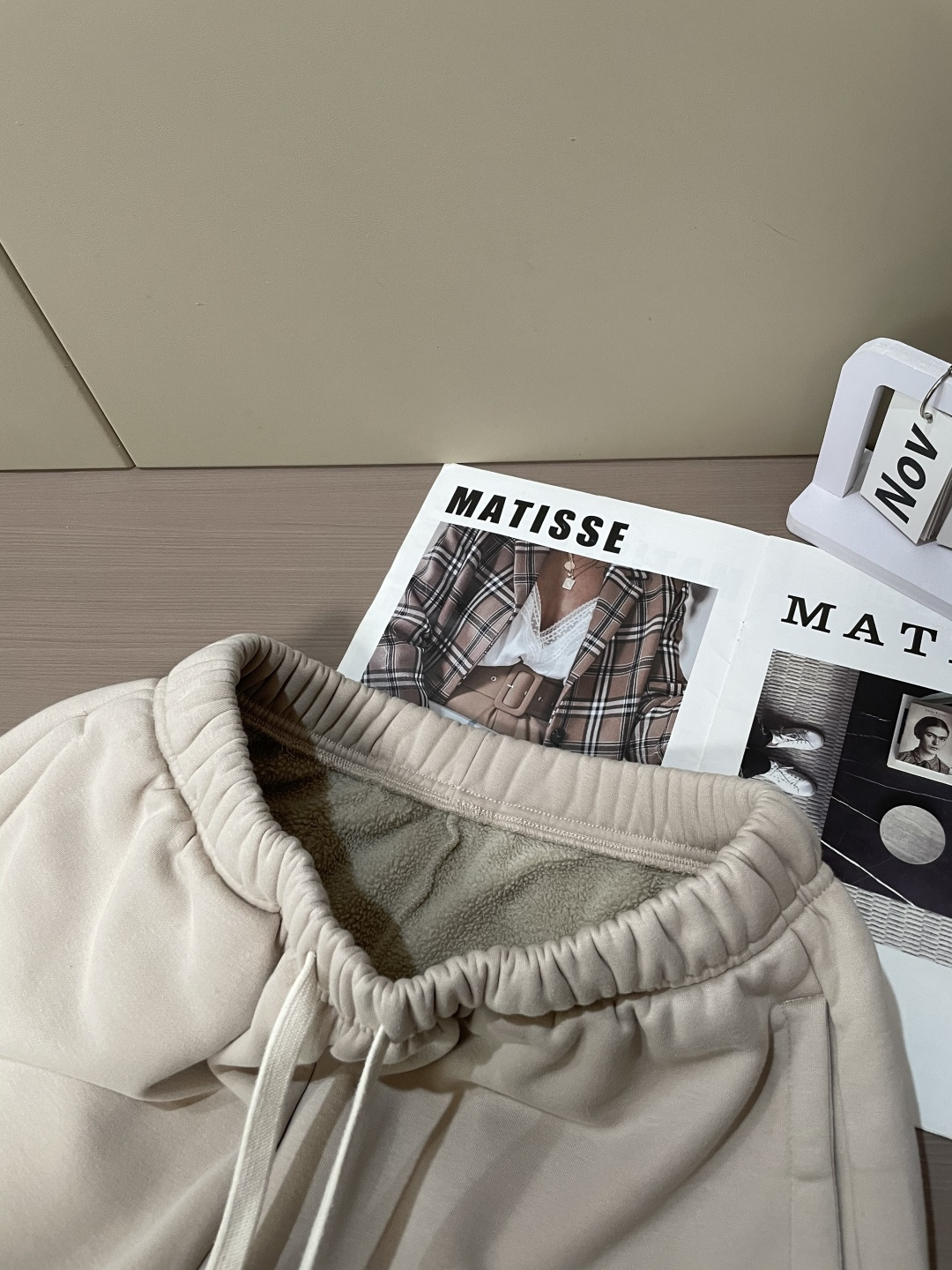 蒙口 🆕2025秋冬新款休闲裤！官网同步发售。品牌经典LOGO休闲裤 ，定制面料，舒适度极好，手触感强烈