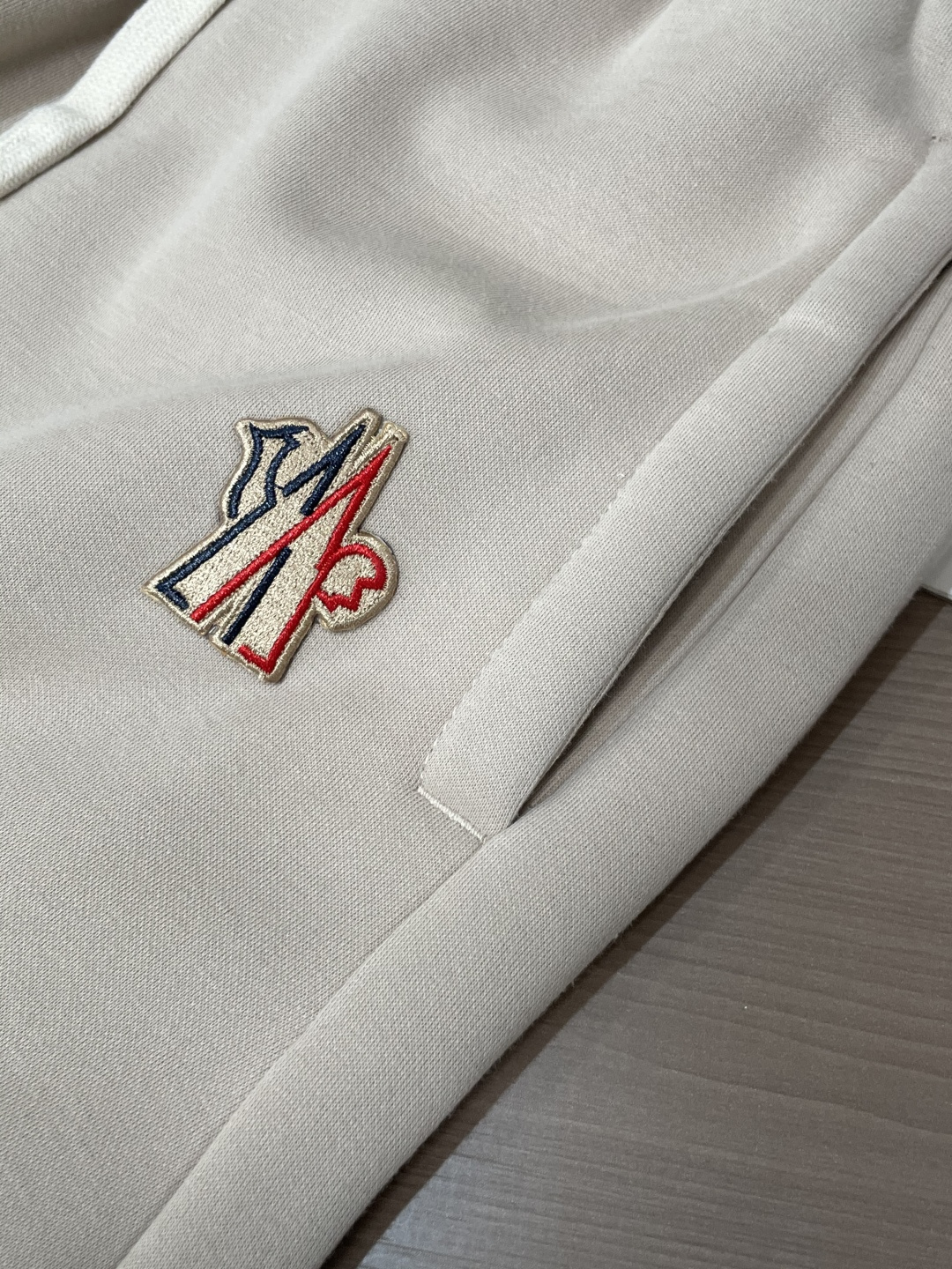 蒙口 🆕2025秋冬新款休闲裤！官网同步发售。品牌经典LOGO休闲裤 ，定制面料，舒适度极好，手触感强烈