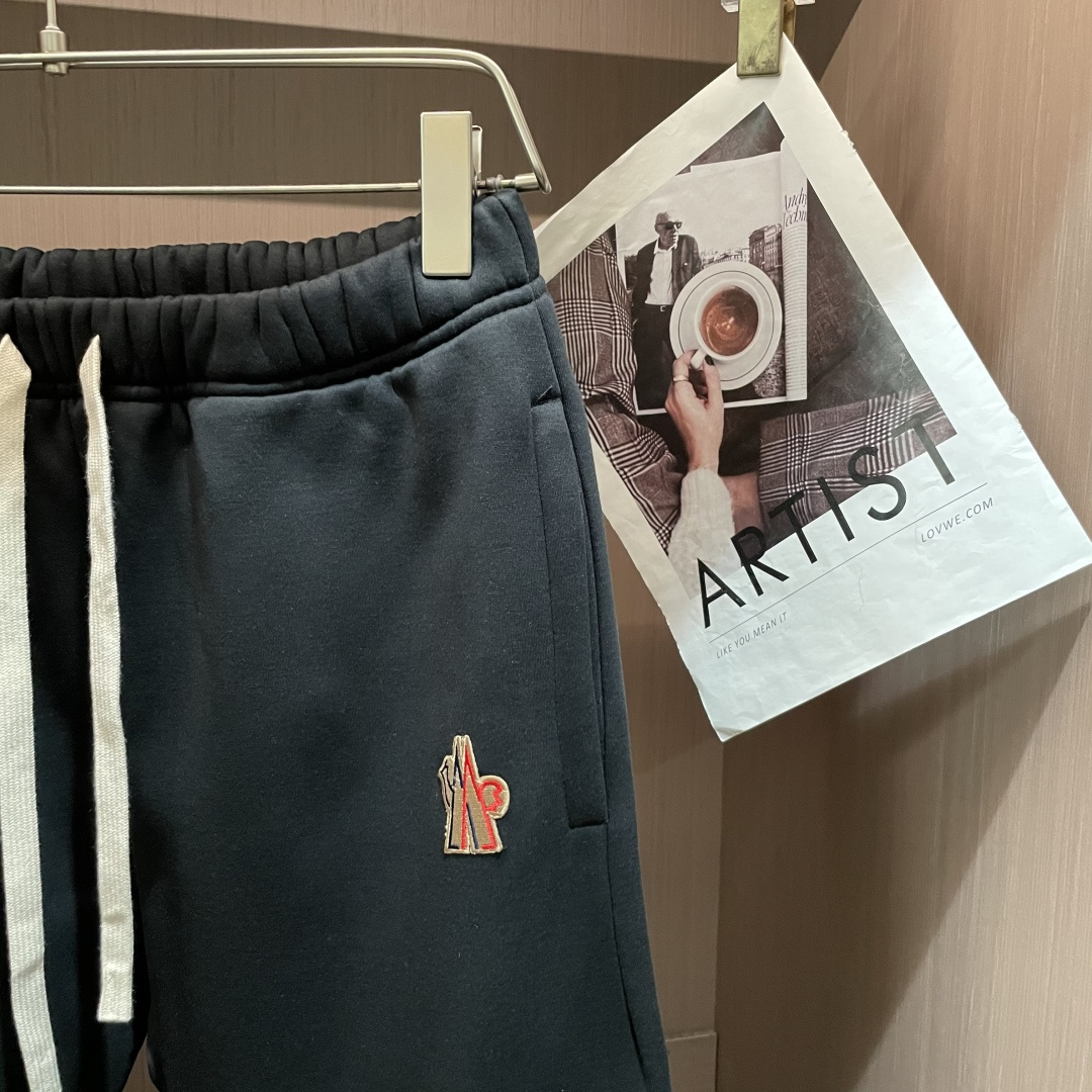 蒙口 🆕2025秋冬新款休闲裤！官网同步发售。品牌经典LOGO休闲裤 ，定制面料，舒适度极好，手触感强烈