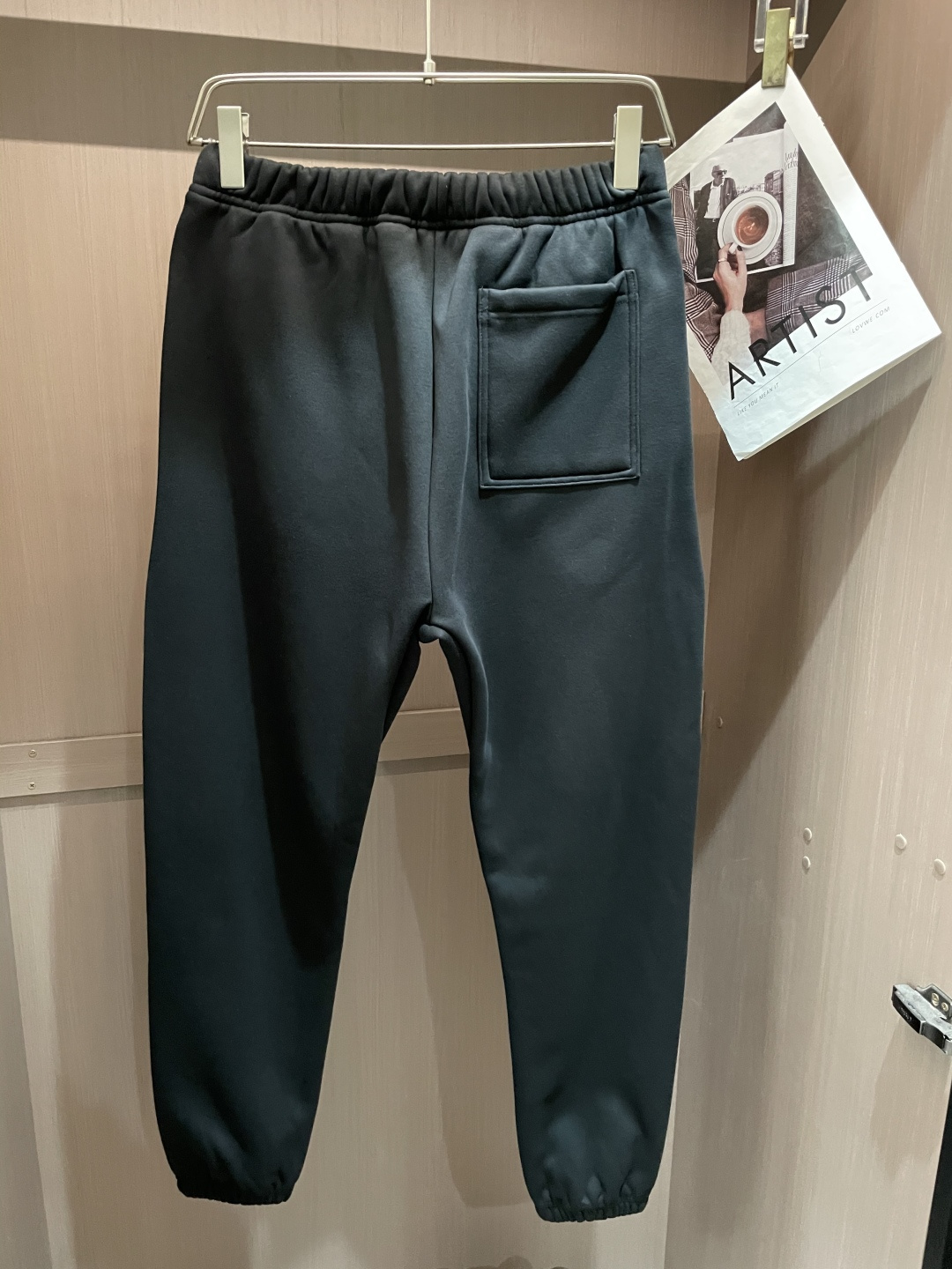 蒙口 🆕2025秋冬新款休闲裤！官网同步发售。品牌经典LOGO休闲裤 ，定制面料，舒适度极好，手触感强烈