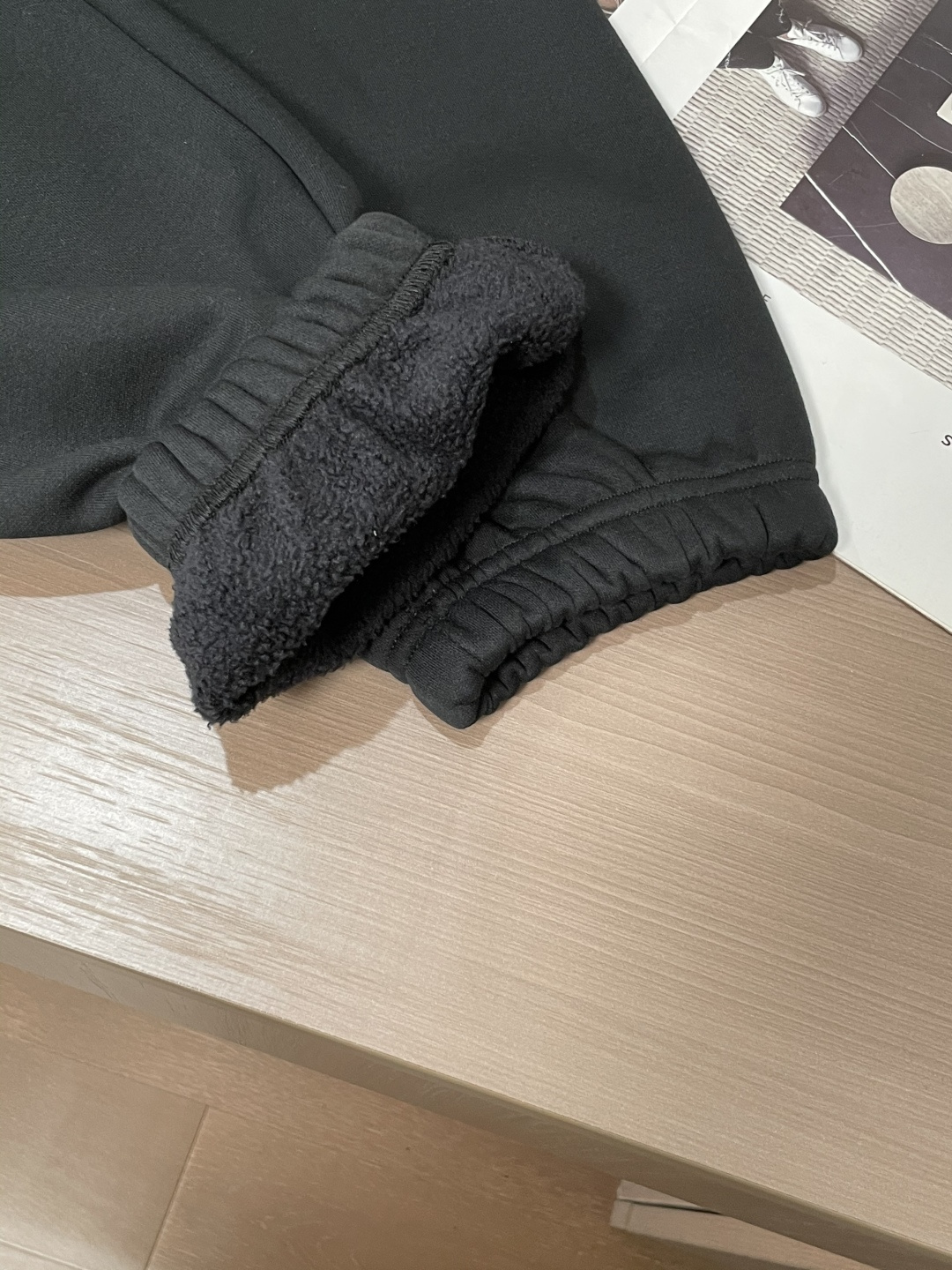 蒙口 🆕2025秋冬新款休闲裤！官网同步发售。品牌经典LOGO休闲裤 ，定制面料，舒适度极好，手触感强烈