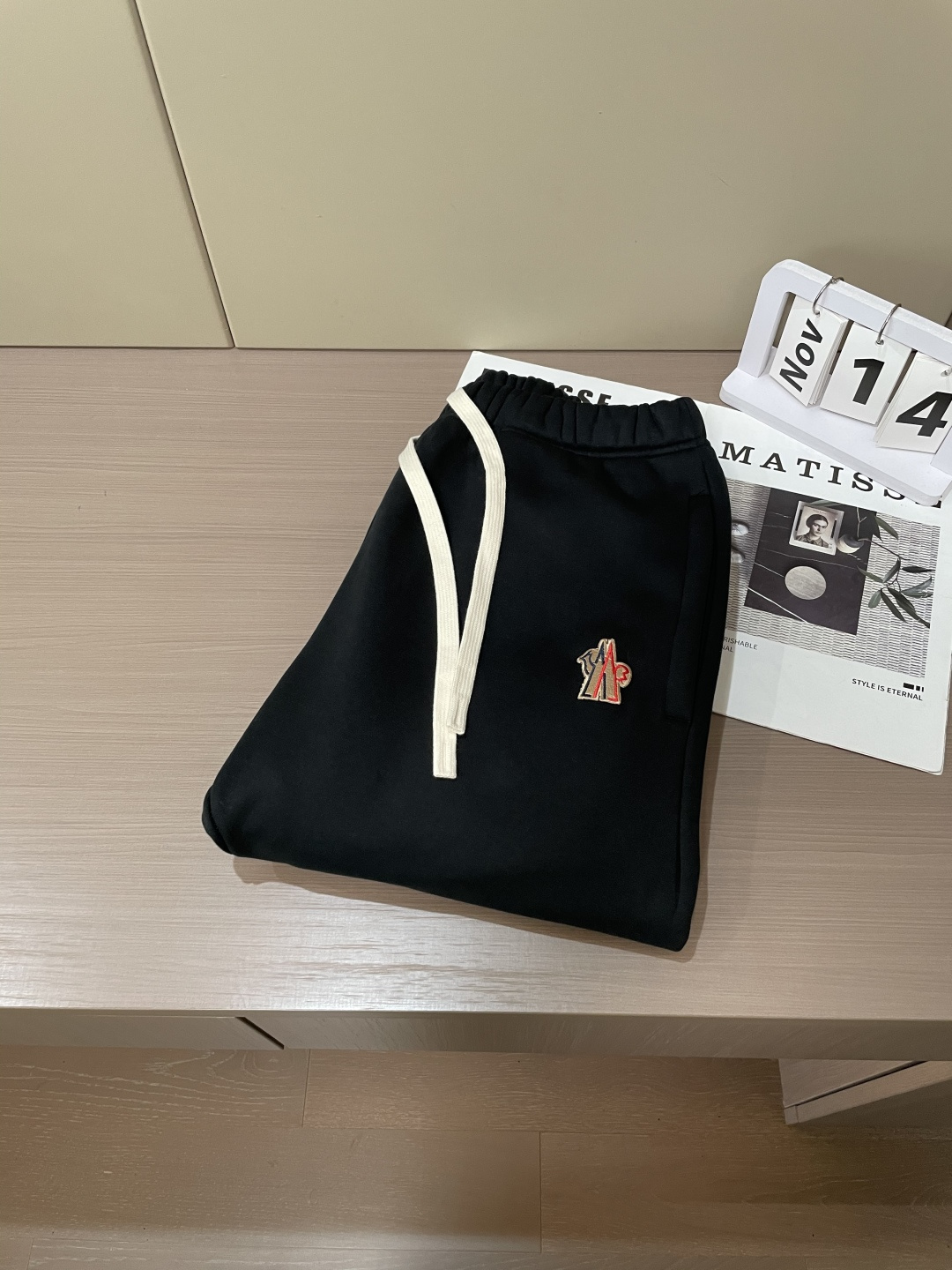 蒙口 🆕2025秋冬新款休闲裤！官网同步发售。品牌经典LOGO休闲裤 ，定制面料，舒适度极好，手触感强烈