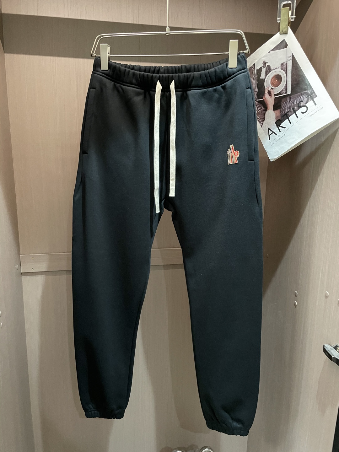蒙口 🆕2025秋冬新款休闲裤！官网同步发售。品牌经典LOGO休闲裤 ，定制面料，舒适度极好，手触感强烈