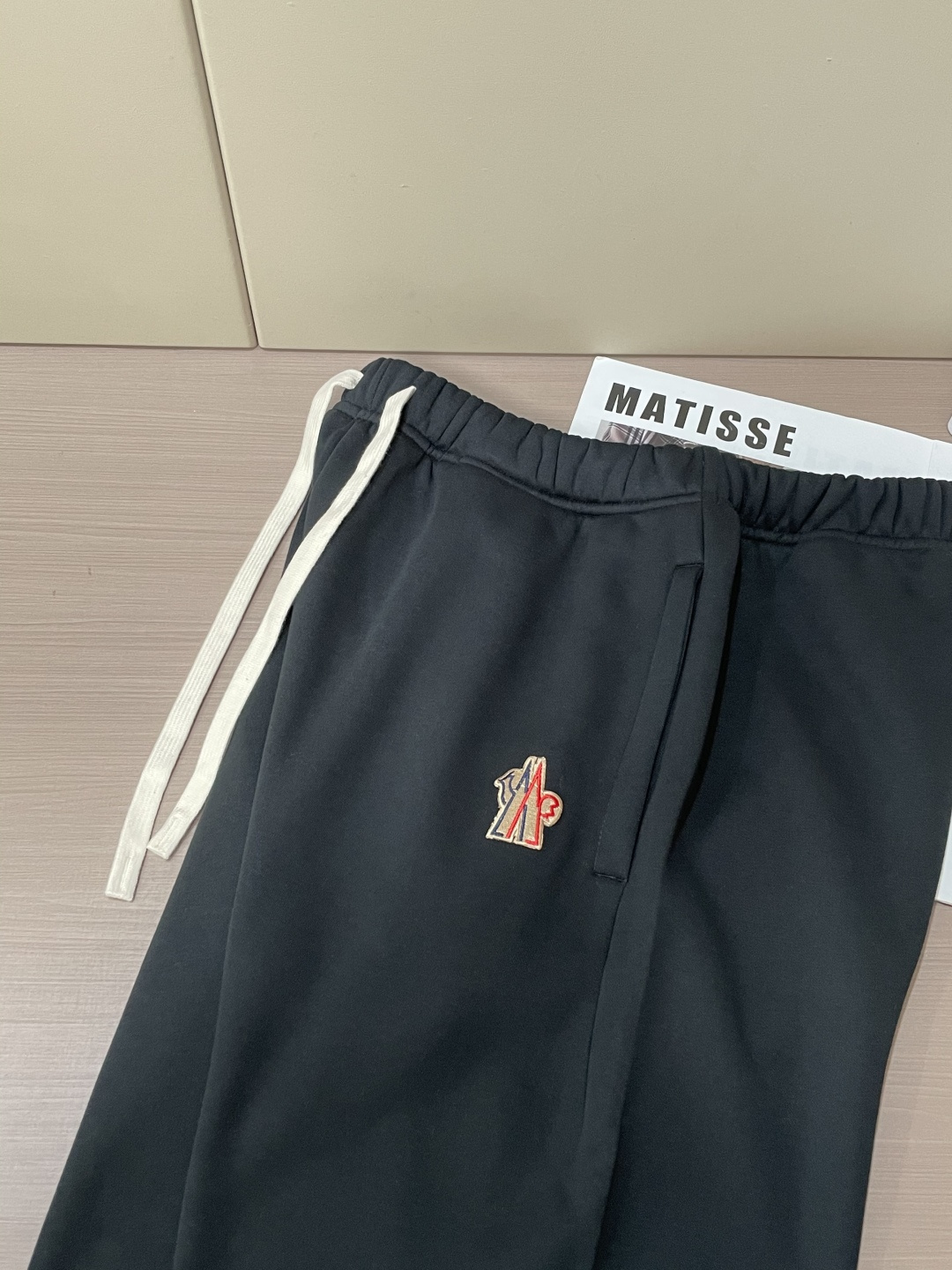 蒙口 🆕2025秋冬新款休闲裤！官网同步发售。品牌经典LOGO休闲裤 ，定制面料，舒适度极好，手触感强烈