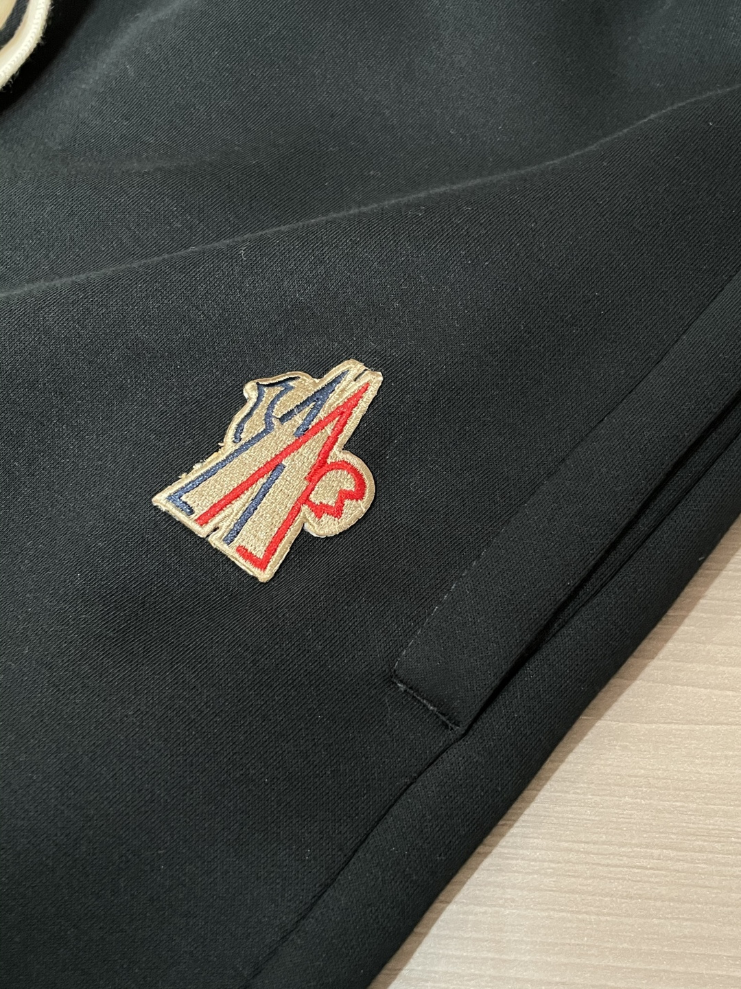 蒙口 🆕2025秋冬新款休闲裤！官网同步发售。品牌经典LOGO休闲裤 ，定制面料，舒适度极好，手触感强烈