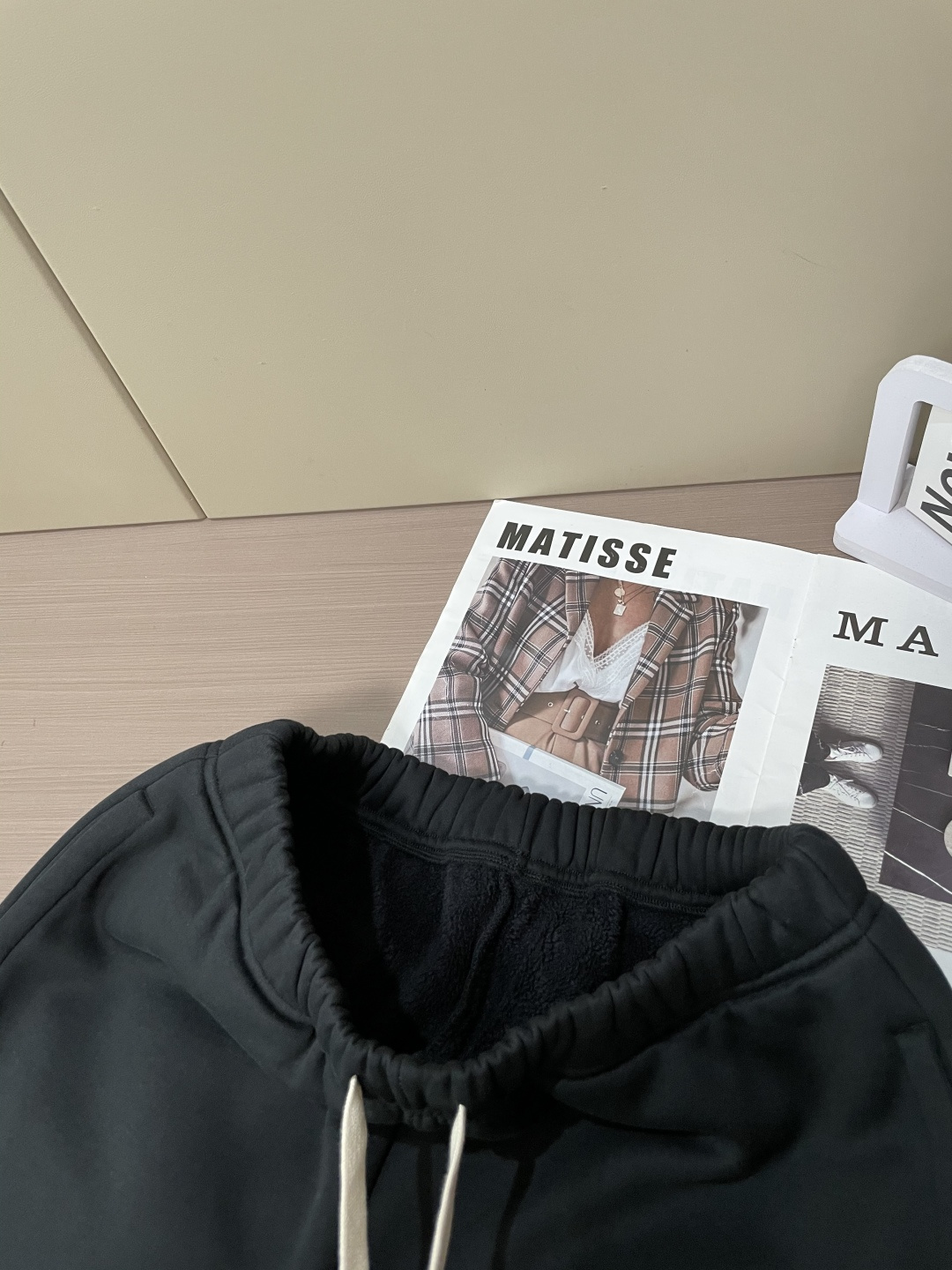 蒙口 🆕2025秋冬新款休闲裤！官网同步发售。品牌经典LOGO休闲裤 ，定制面料，舒适度极好，手触感强烈