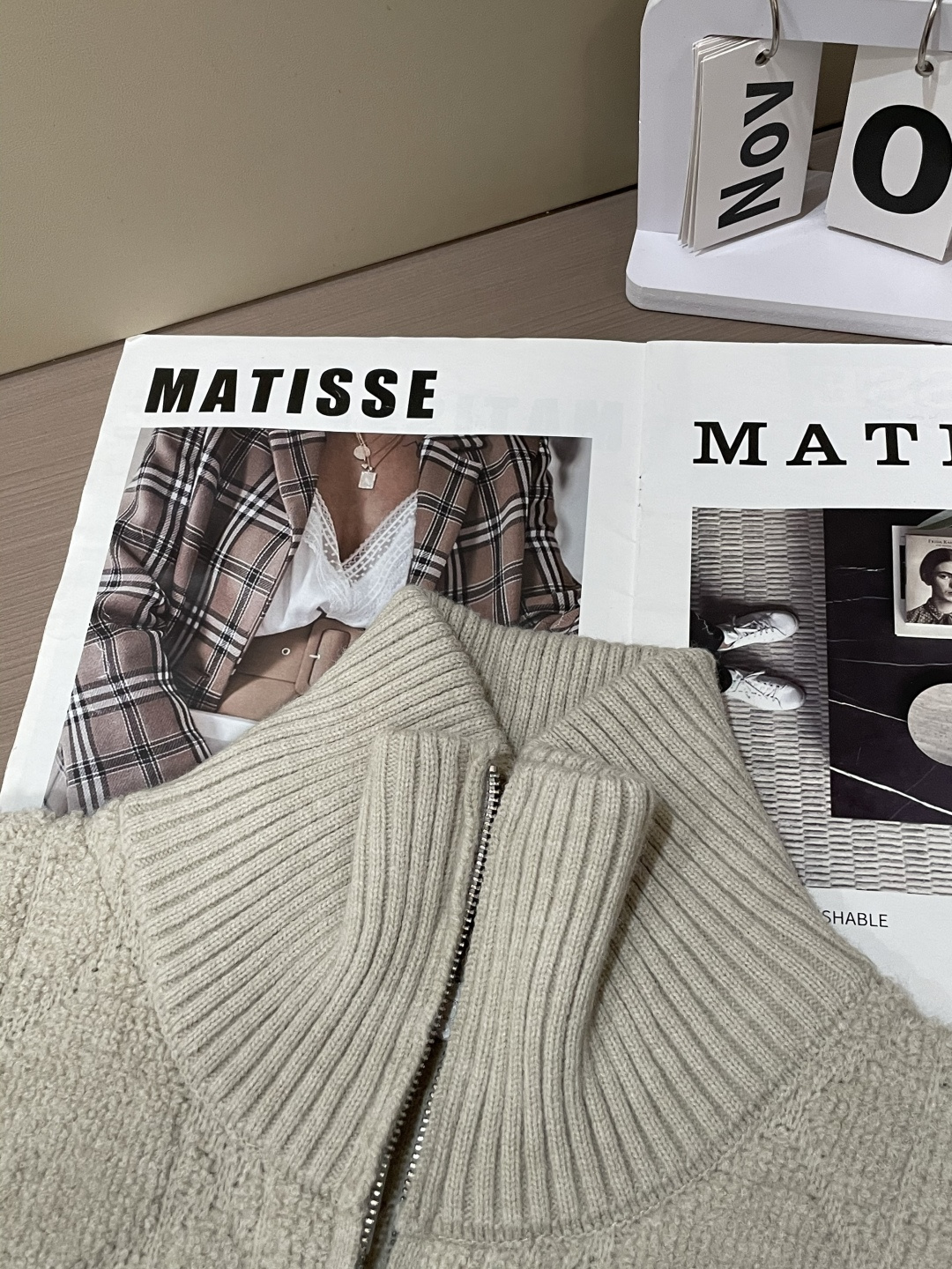 CD 25早秋新款纯色菱形格纹格子立领开衫针织衫 D家以其精湛的工艺技术和源源不断的想像力 成为当代最具