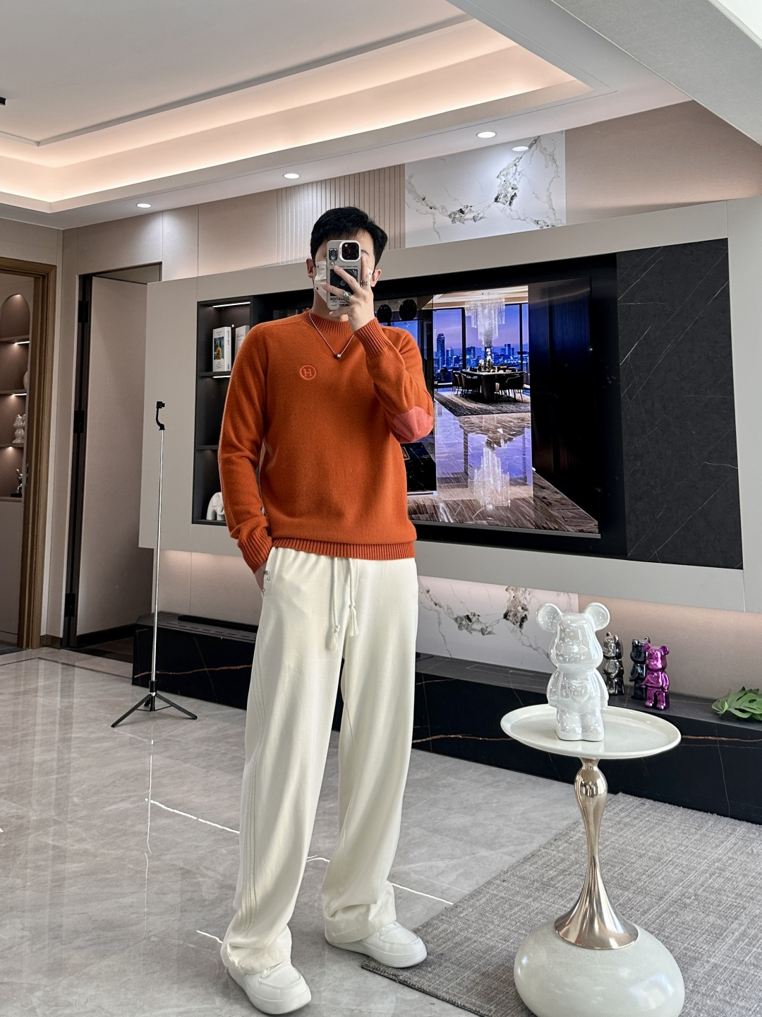 爱🐎 仕2025秋冬 高级定制 都市风十足 经典简约大气圆领打底针织毛衣。 采用进口羊毛面料 柔软细腻 