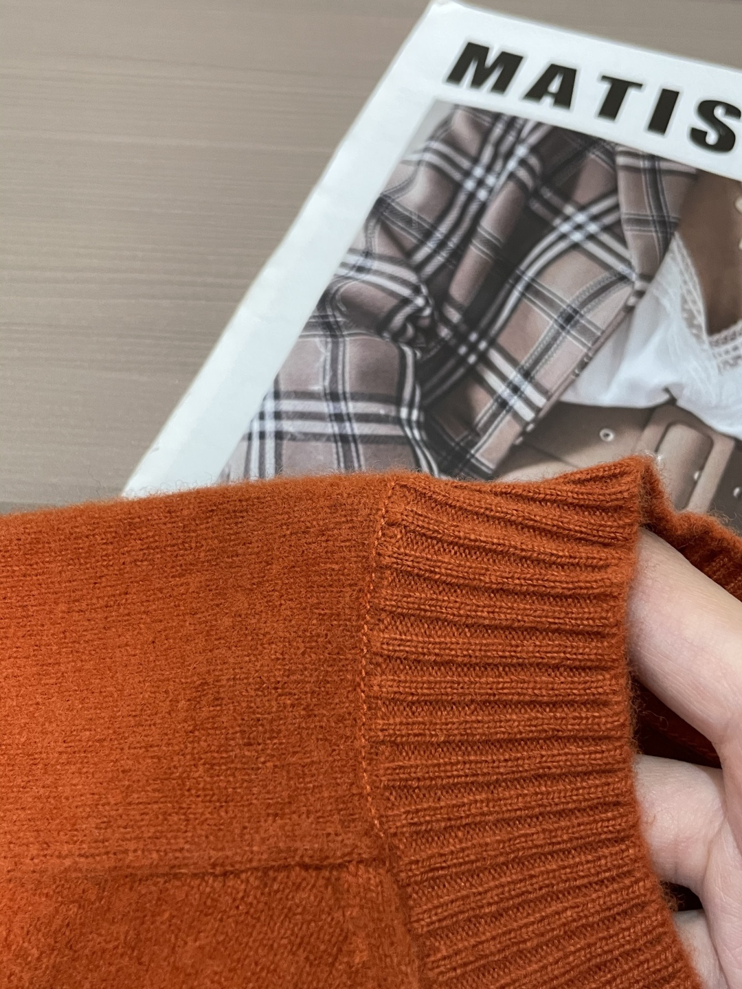 爱🐎 仕2025秋冬 高级定制 都市风十足 经典简约大气圆领打底针织毛衣。 采用进口羊毛面料 柔软细腻 