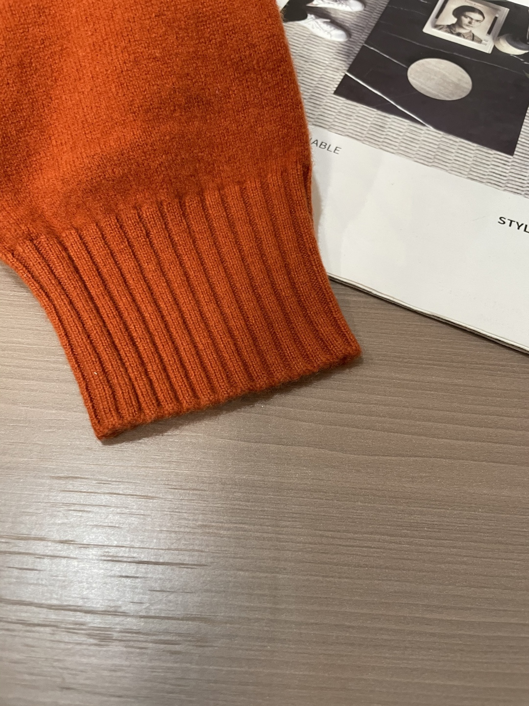 爱🐎 仕2025秋冬 高级定制 都市风十足 经典简约大气圆领打底针织毛衣。 采用进口羊毛面料 柔软细腻 