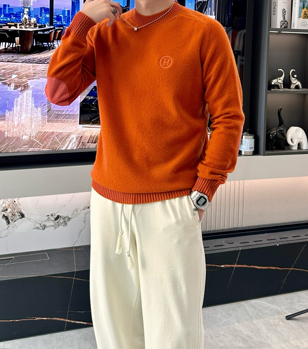 爱🐎 仕2025秋冬 高级定制 都市风十足 经典简约大气圆领打底针织毛衣。 采用进口羊毛面料 柔软细腻 
