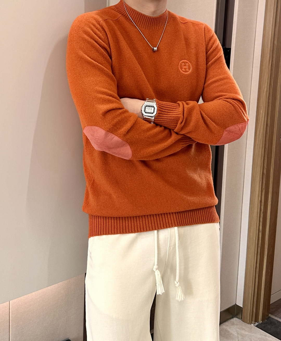 爱🐎 仕2025秋冬 高级定制 都市风十足 经典简约大气圆领打底针织毛衣。 采用进口羊毛面料 柔软细腻 