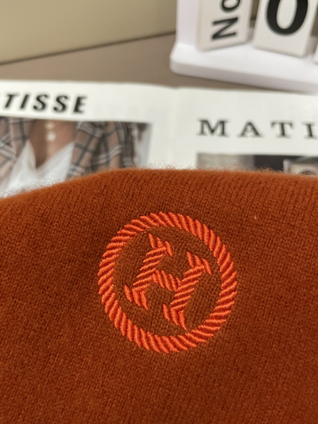 爱🐎 仕2025秋冬 高级定制 都市风十足 经典简约大气圆领打底针织毛衣。 采用进口羊毛面料 柔软细腻 